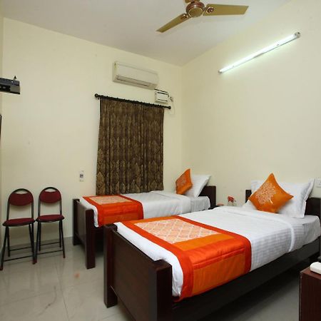 Oyo 10465 Koyambedu Chennai Hotel Exterior photo